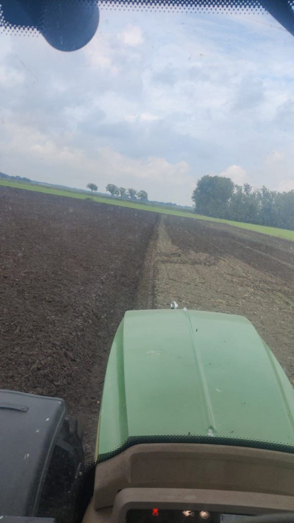 Ploegen trekker chaufeur loonwerk